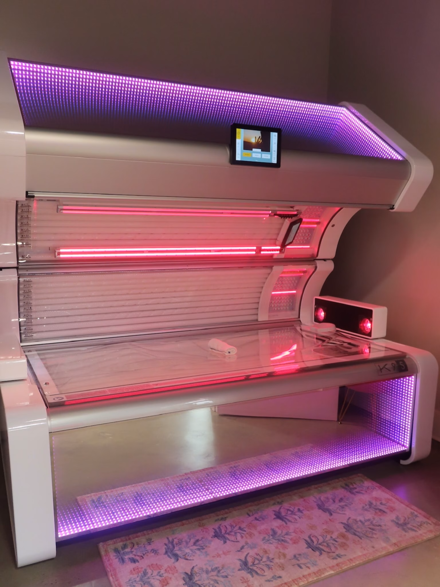Looks tempting huh 👀 ….We’re here until 8 PM tonight. Come see us and start your week with a little glow! ✨  Oconee Tan + Wellness 
📍 @thevillagemalcombridge 
📞 706-818-2722